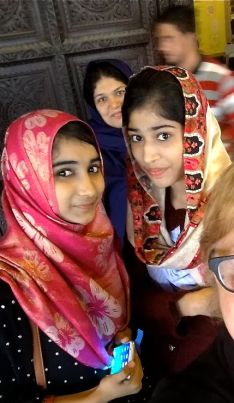 Geschichtsmuseum islambad Schülerinnen klein