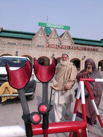 Krücken Bahnhof Rawalpindi